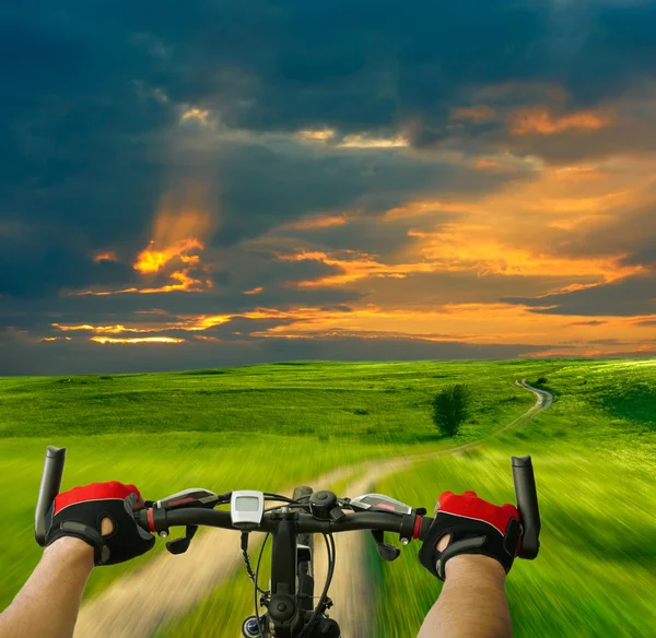 Чоловік з велосипедною їздою на сільській дорозі — стокове фото