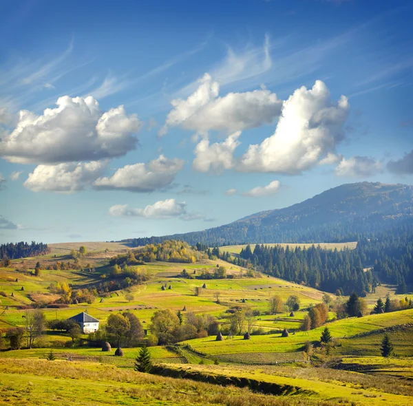 村、 山和蓝光天空下的风景 — 图库照片