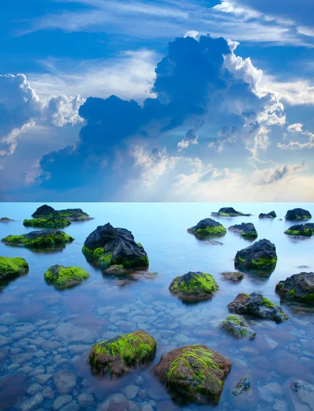 Морские камни на закате — стоковое фото