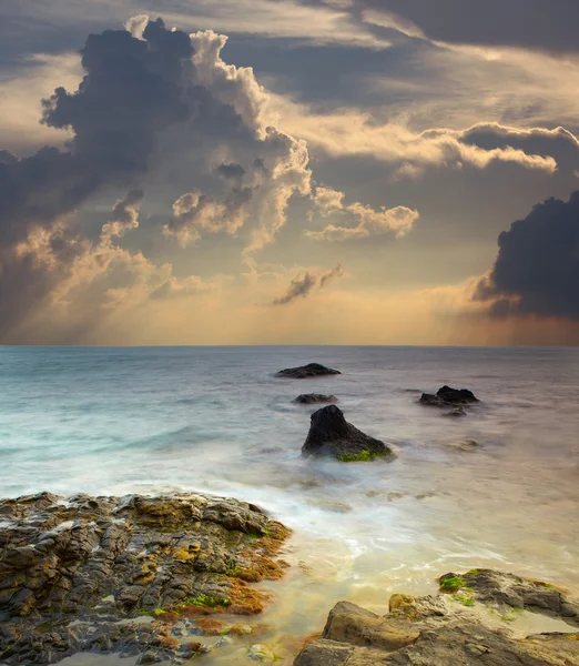 Πέτρες στη θάλασσα στο ηλιοβασίλεμα — Φωτογραφία Αρχείου