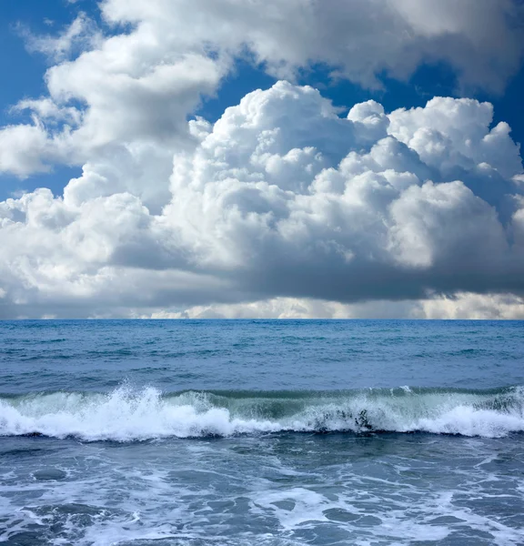 Paisaje de verano con mar y cielo azul — Foto de Stock