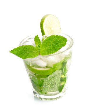 Mojito beyaz zemin üzerine kokteyl