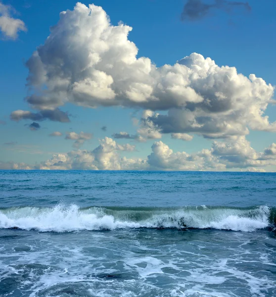 Літній пейзаж з морем і блакитним небом — стокове фото