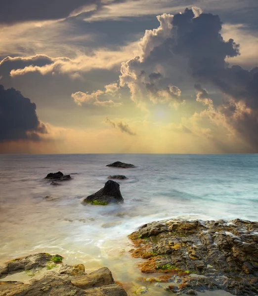 Kameny moře při západu slunce — Stock fotografie