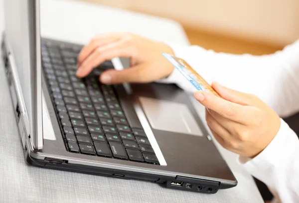 Handen met credit card en laptop. ondiepe dof — Stockfoto