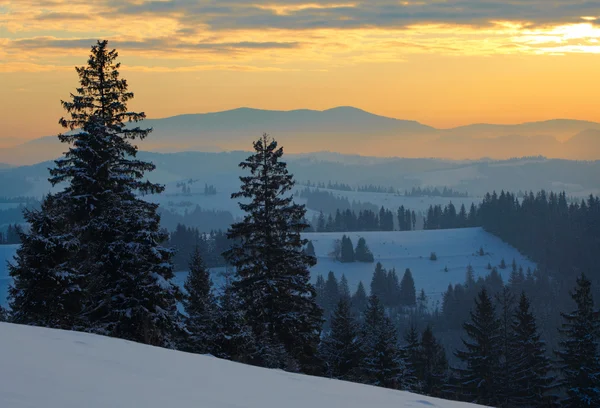 Răsărit frumos în munții de iarnă — Fotografie, imagine de stoc