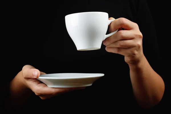 Xícara de café na mão das mulheres no fundo preto — Fotografia de Stock