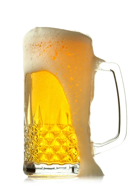 Tazza di birra isolata su sfondo bianco — Foto Stock