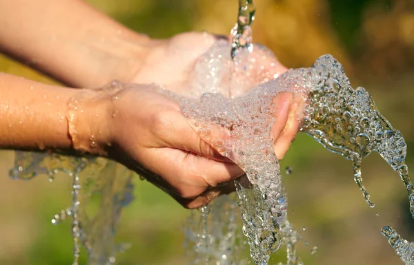 Tangan wanita dengan percikan air — Stok Foto