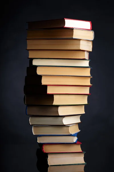 Mucchio di libri su uno sfondo nero — Foto Stock