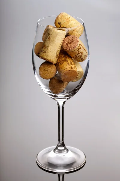 Weinglas voller Korken — Stockfoto