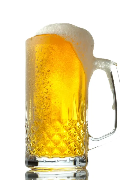 Kubek piwa izolowany na białym tle — Zdjęcie stockowe