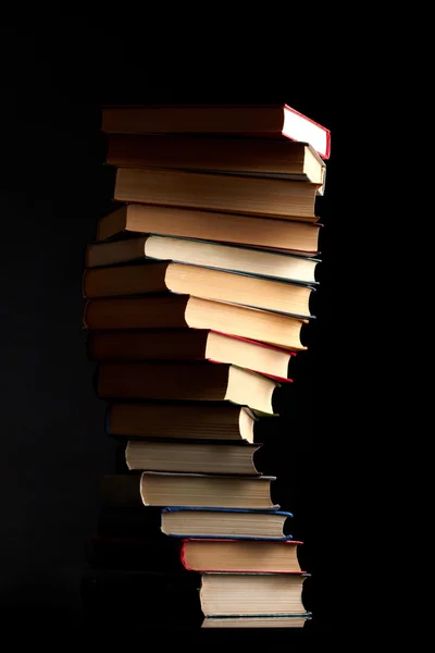 Σωρός από βιβλία σε μαύρο φόντο — Φωτογραφία Αρχείου