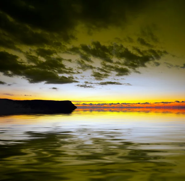 물 위에 극적인 하늘 — 스톡 사진