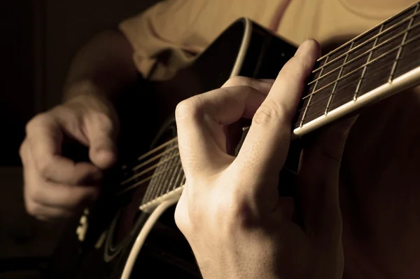 Musiker spielt Gitarre — Stockfoto