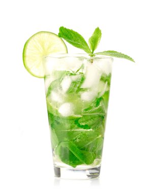 Mojito beyaz zemin üzerine kokteyl