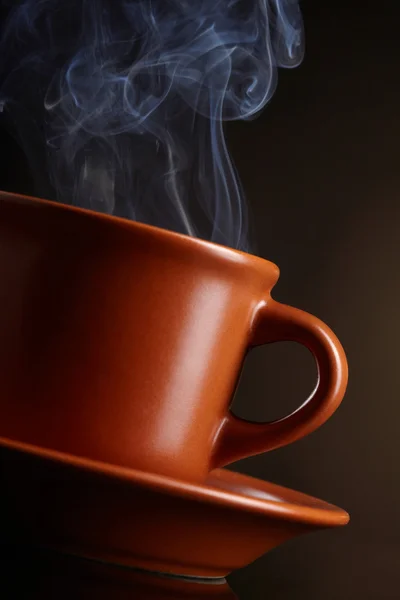 杯咖啡与烟在黑暗的背景 — 图库照片