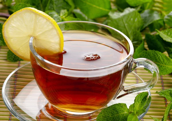 Xícara de chá com limão e hortelã — Fotografia de Stock