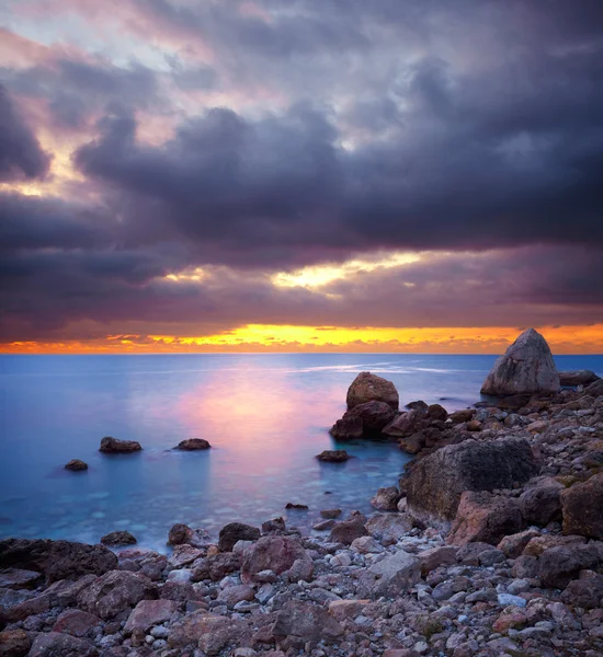 Pedras do mar ao pôr do sol — Fotografia de Stock