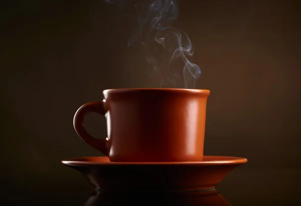 Tazza di caffè con fumo su sfondo scuro — Foto Stock