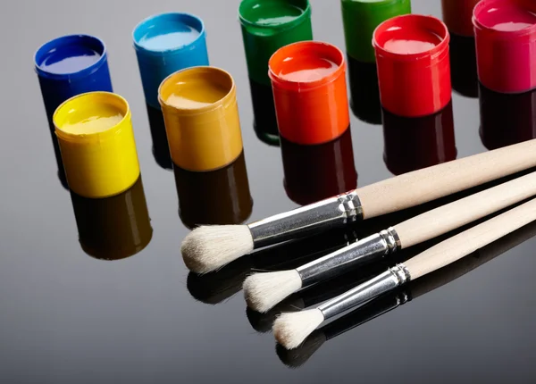 Secchi di vernice con pennelli su sfondo bianco — Foto Stock