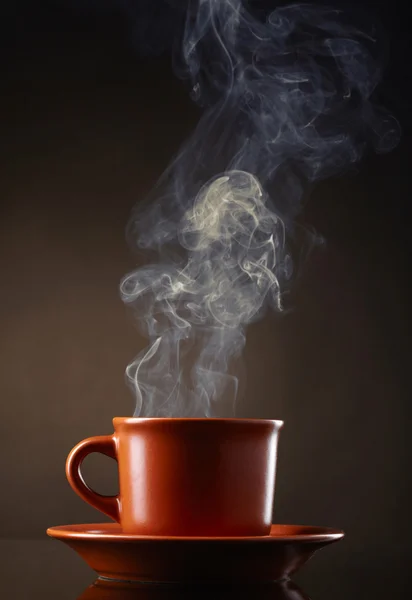 Tazza di caffè con fumo su sfondo scuro — Foto Stock