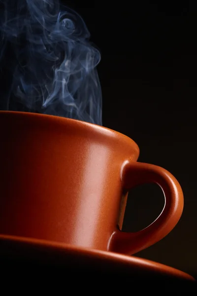 杯咖啡与烟在黑暗的背景 — 图库照片