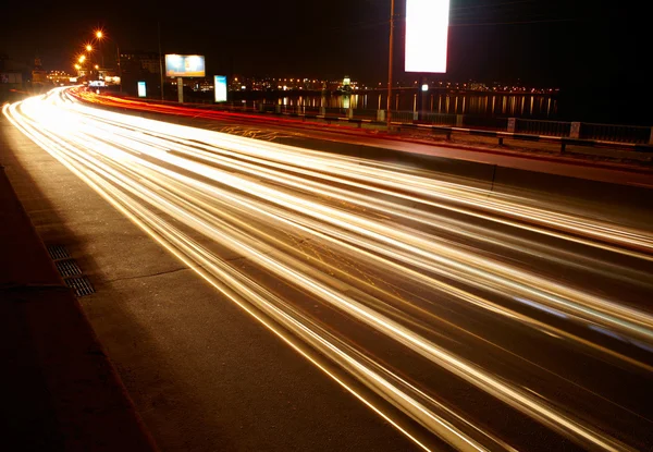 Nacht verkeerslicht van grote stad — Stockfoto