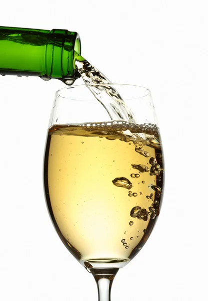 Białe wino wlewające się do szklanki — Zdjęcie stockowe