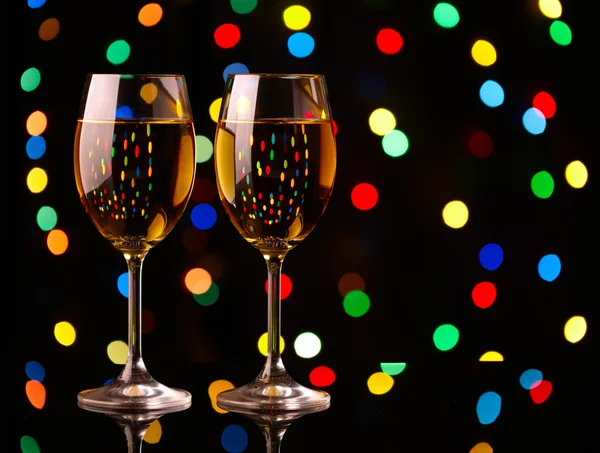Dois copos de vinho no fundo do feriado — Fotografia de Stock