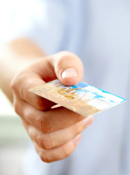 Ruční s kreditní kartou. mělké dof — Stock fotografie