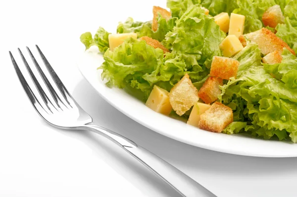 Großaufnahme von Salat auf weißem Teller — Stockfoto