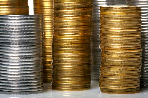 Gouden en zilveren munt stapels — Stockfoto