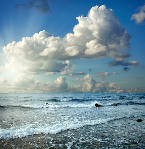 Nyári táj tenger és kék ég — Stock Fotó