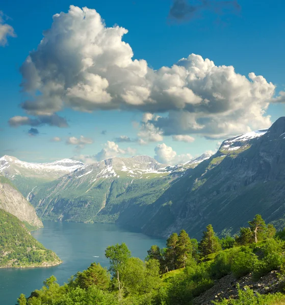 Летний пейзаж. Голубое небо, горы и фьорд — стоковое фото