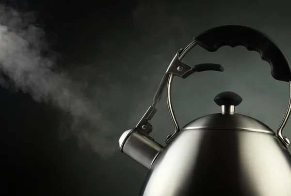 Chaleira de chá com água fervente — Fotografia de Stock