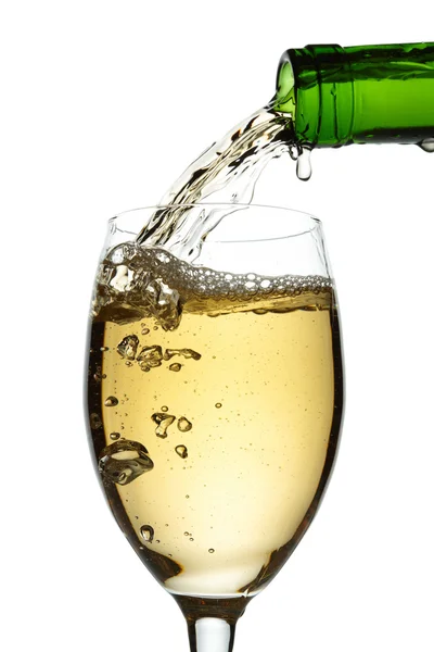 Vino blanco vertiendo en el vaso —  Fotos de Stock