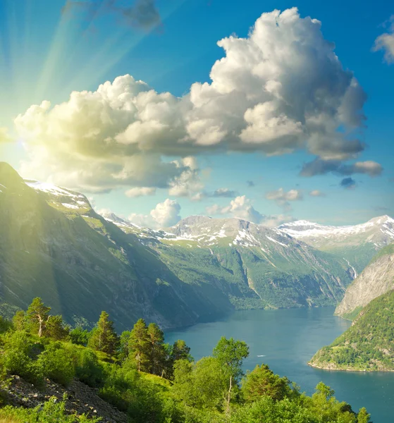 Sommar landskap. blå himmel, bergen och fjorden — Stockfoto
