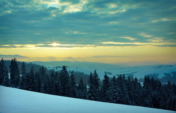 Hermoso amanecer en las montañas de invierno — Foto de Stock