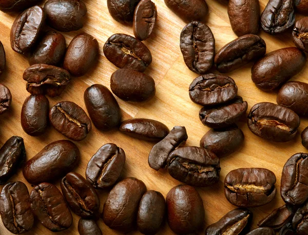 Kaffebønner på træ baggrund - Stock-foto