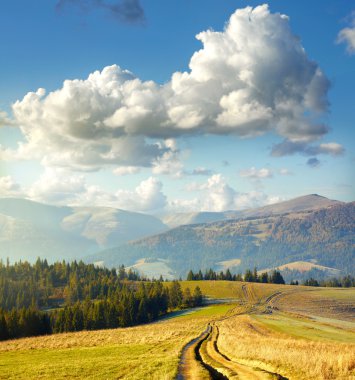 Yaz manzara. bulutlar ve dağ yolu