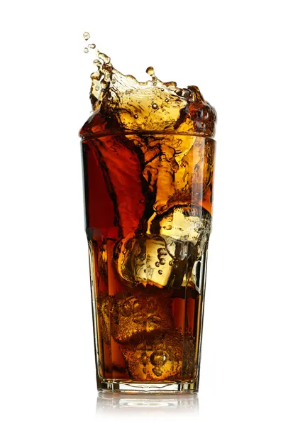 Rozpryskiwania cola w szkle. na białym tle — Zdjęcie stockowe