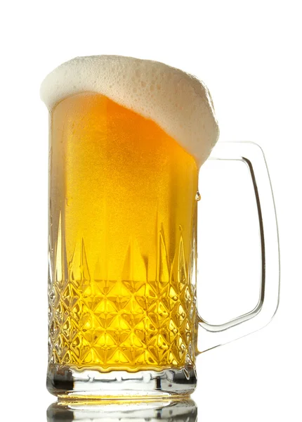 Hrnek piva izolované na bílém pozadí — Stock fotografie