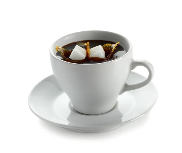 Xícara de café com cubo de açúcar em queda — Fotografia de Stock