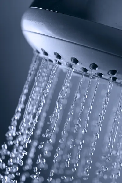 Sprchový kout s tekoucí vodou. mělké dof — Stock fotografie