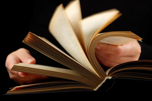 Buch in Händen aufschlagen — Stockfoto