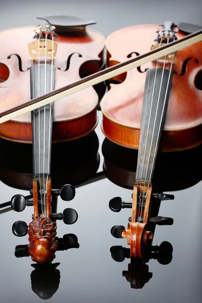 Two violins on dark background — Stock Photo, Image