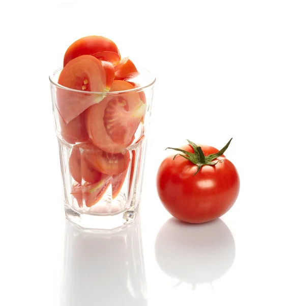 Pomodoro e fette in vetro isolate su fondo bianco — Foto Stock