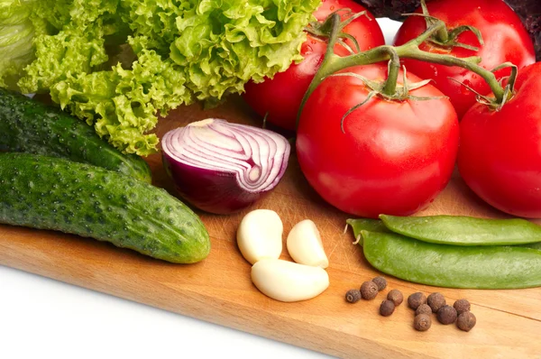Frisches Gemüse auf Hartfaserplatte — Stockfoto
