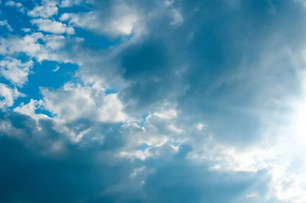 Blauwe lucht met wolken Rechtenvrije Stockfoto's